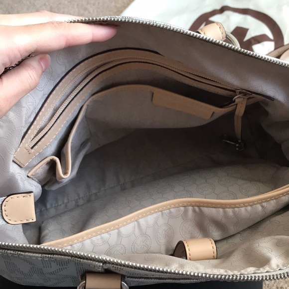 SOLD LOCAL- Michael Kors Purse and wallet set - Picture 4 of 8